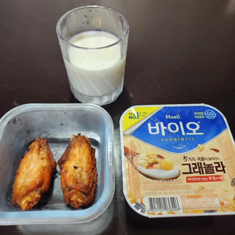 어휴 자다 일어났다니 넘었네 배는 안고픈데 안먹기는 그래서 저지방우유 버팔로윙 그래놀라요거트