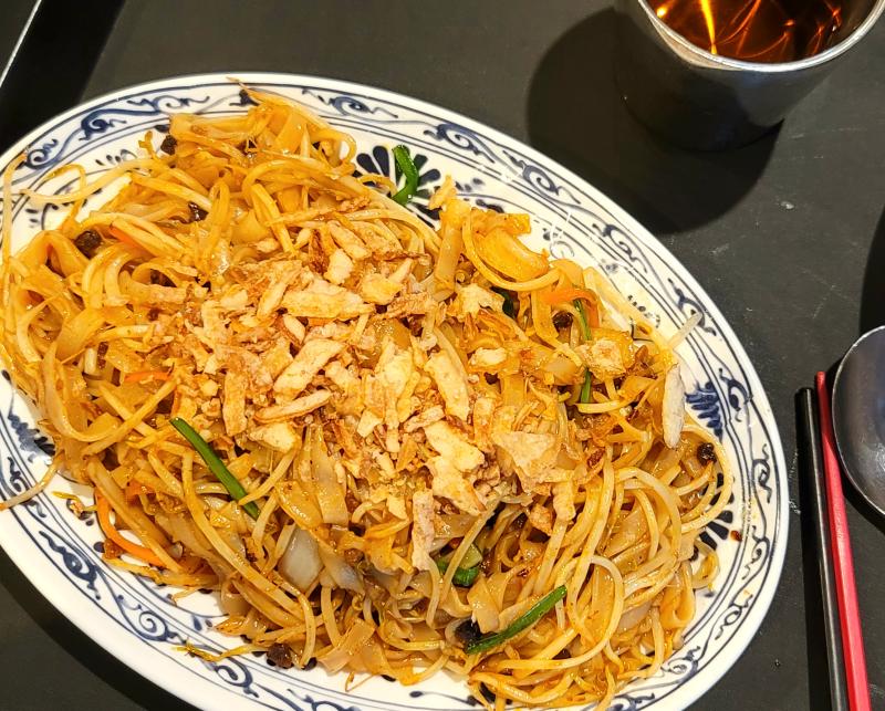 후후 조기퇴근하고 동네에서 먹는 팟타이 맛있다 양이 적어졌다 저번엔 못먹어서 남은거 포장했었는데 지금은 먹을 있을 정도
