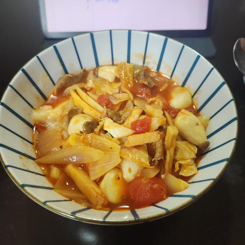 마녀스프 우삼겹 양배추 양파 새송이 홀토마토 감자튀김 카레가루 숟갈 치킨스톡 숟갈 반은 남겨뒀다 내일 먹어야지