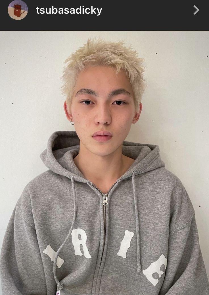 지금 이런 머리를 하고 있는데 이쁘긴 이쁜데 단점이 포마드 안쓰면 절대 느낌이 안나오고 질감 때문에 층을 엄청 놔서 드라이만 하면 그냥 쥐파먹은 머리됨 맨날 포마드해야됨 밖에