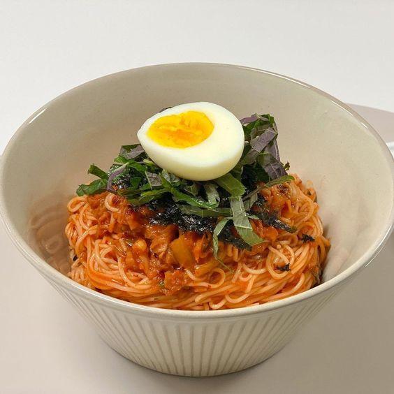 야식 면도독 비빔국수 다른 몰라도 위에 반숙 계란 올려져 잇어야함