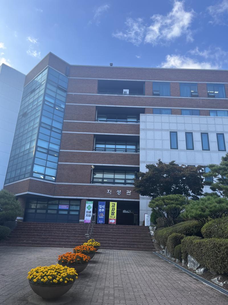 오늘 동아방을 갔다 왔어 실기 치러 아니고 임시 신분증 반납 때문에 갔음 집이랑 너무 멀다 진짜 멀다 하지만 붙혀만 준다면 달려가겠다 하하