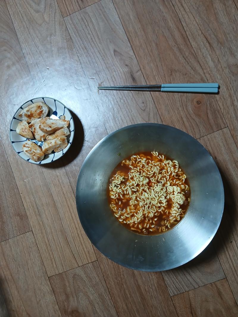 저녁식사 야채는 하루에 한끼만 먹어야될듯 왠진 모르겠는데 속이 더부룩함