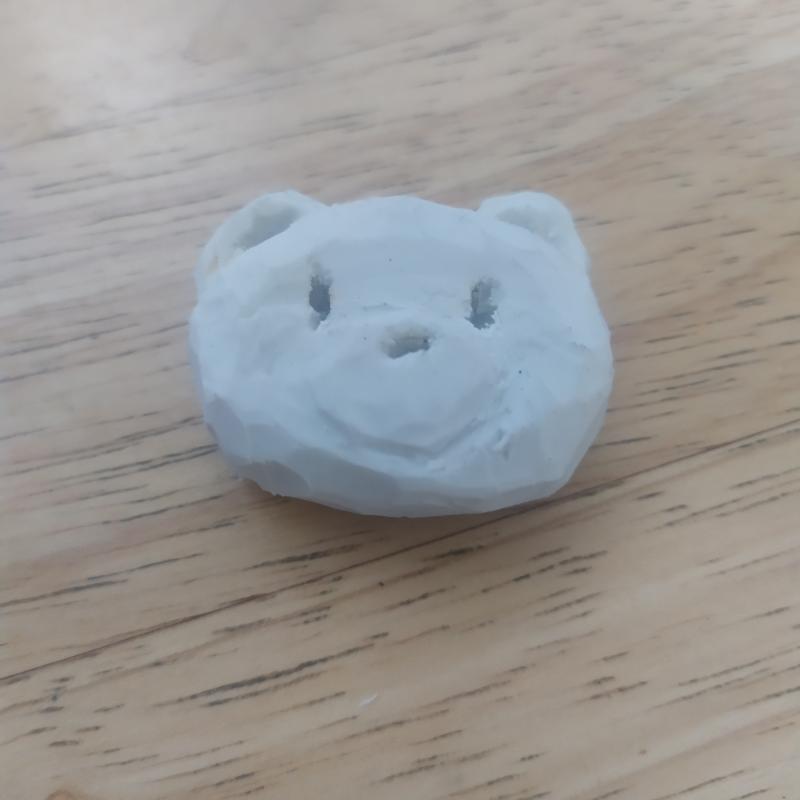 이건 곰돌이 이게 지금까지 만든 중에 제일 나왔어 안쪽도 파내서 표현해놨어