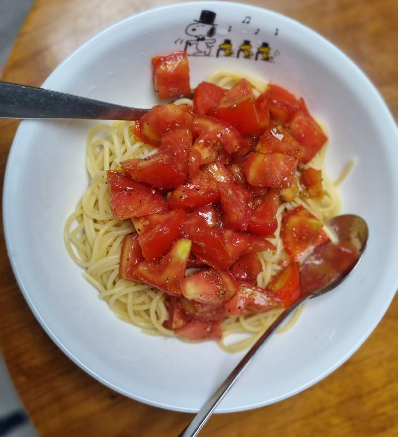 토마토 냉파스타 인분 기준 메인 재료 파스타면 인분 토마토 한알 소스 재료 간장 큰술 큰술 식초 큰술 배식초 숟갈로 대체 가능 올리브유 큰술 맛은 다르지만 참기름 큰술로 대체