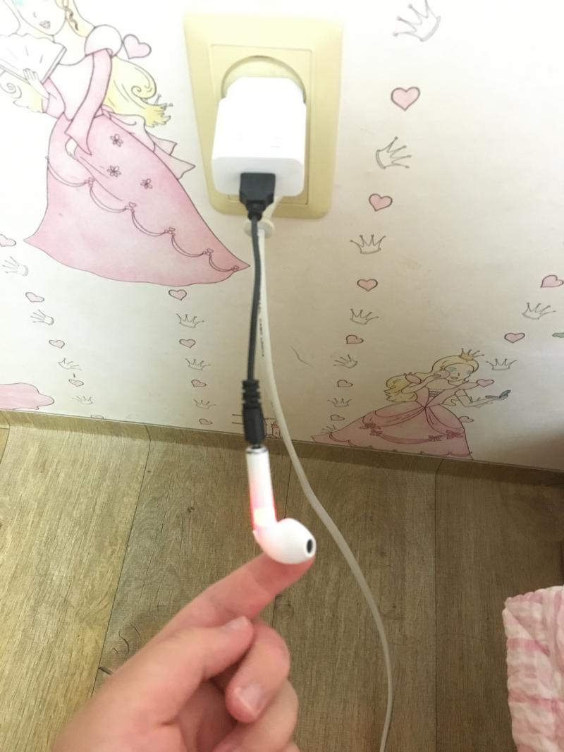 뭐야이거 정말 놀랍고 믿기지 않지만 충전하는 모습이다 줄에 매달린 콩나물처럼 생겼어 갑자기 현타오네