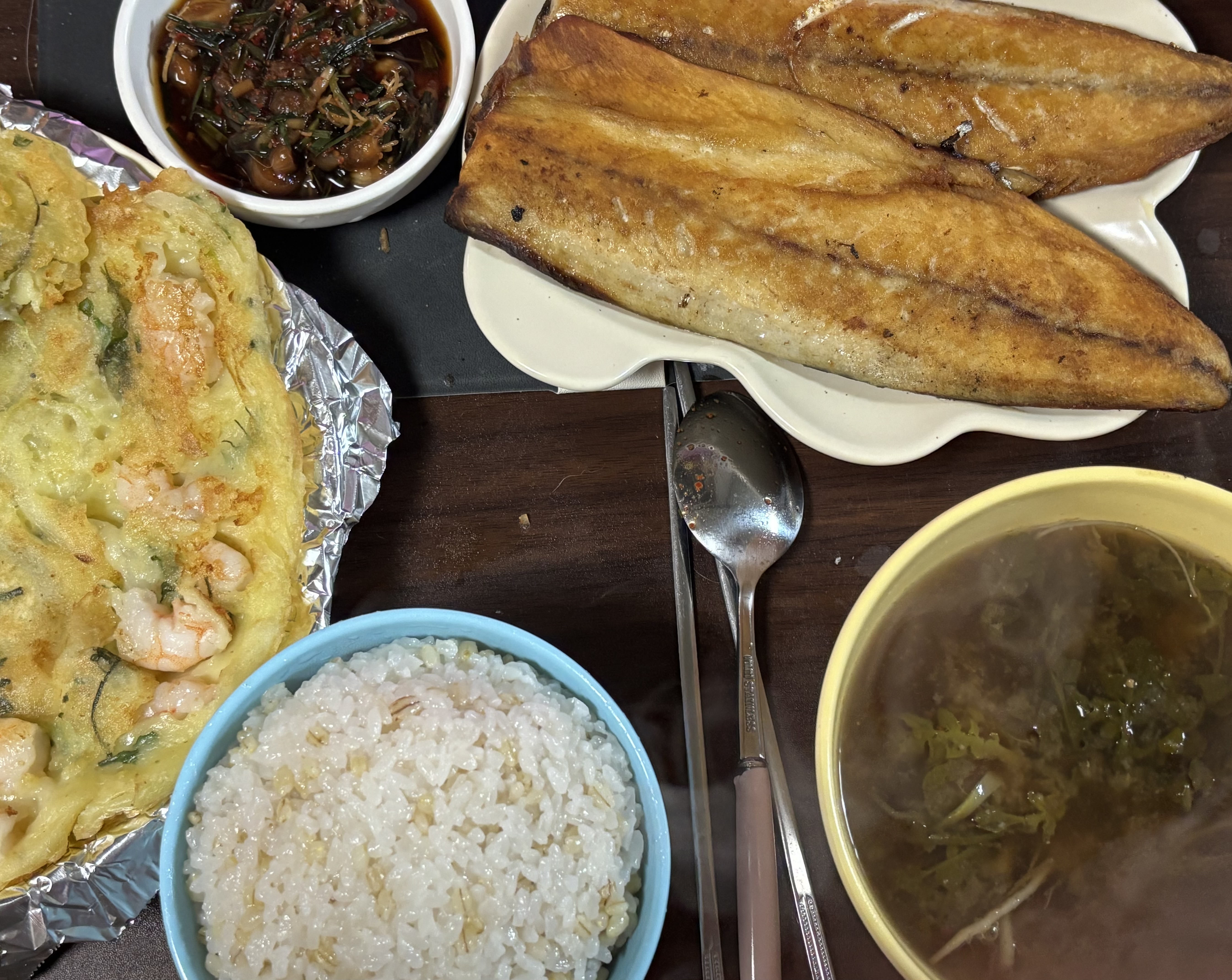 아점 당분간 패스 오랜만에 물고기 구이 회사이모힌테 추천받은 냉이부침개 새우 때려넣고 냉이국 국이 근데 지들끼리 새끼친다