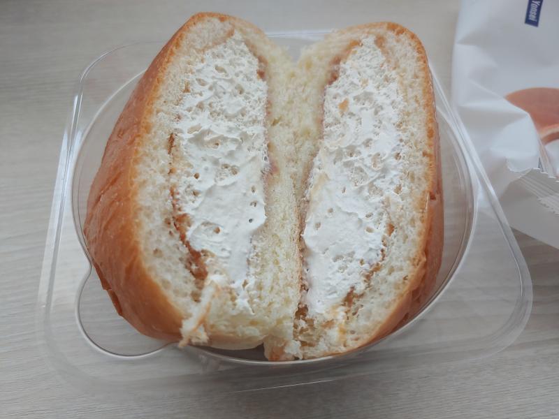 번외편인데 이것도 한참 찾아다녔잖아 연세우유 솔티카라멜생크림빵 일단 비주얼은 매우 합격 편의점빵에서는 결코 기대할수 없을 비주얼의 오동통하게 오른 브리오슈빵이다 아까 빵이 싱거운