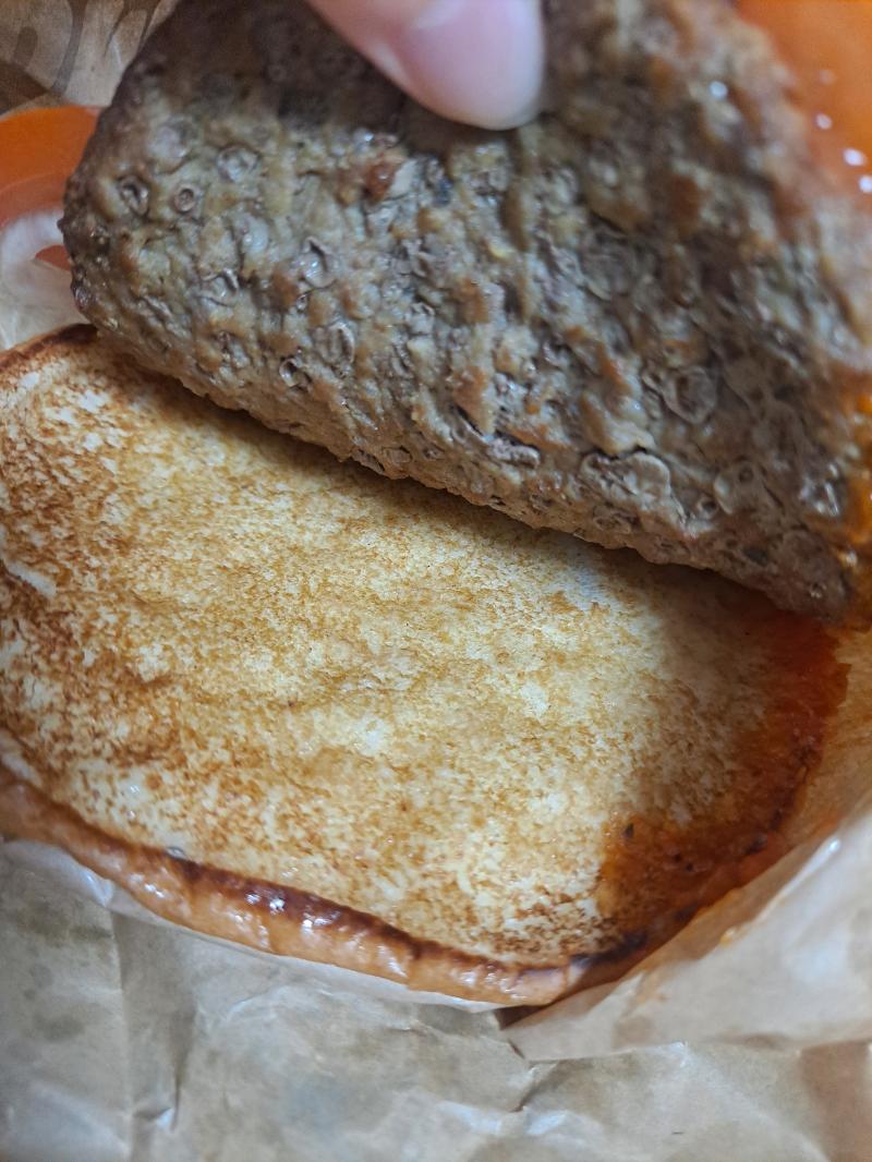 버거킹 통새우와퍼 이렇게 새우가 작고 적어 나는 이미지 사진처럼 주는 알았어 실제로 저렇게 주는 버거집도 있으니까 진심으로 새우 누락된줄알고 매장으로 전화했는데 전화하면서 자세히