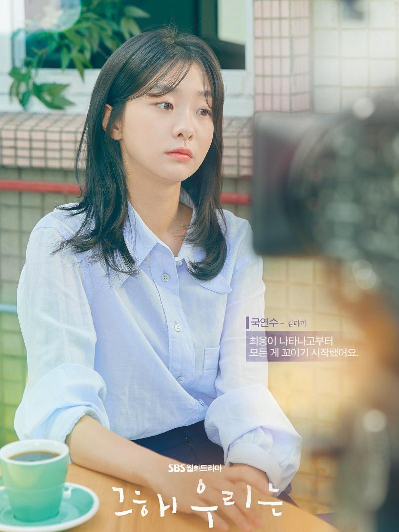 그리고 보충 설명으로 묶어서 cm 어느 정도 길이인지 감이 잡힐수도 있을 같아서 예시를 보여준다면 풀었을 사진 정도의 길이임 긴머리보단 중단발쪽에 가까운 느낌
