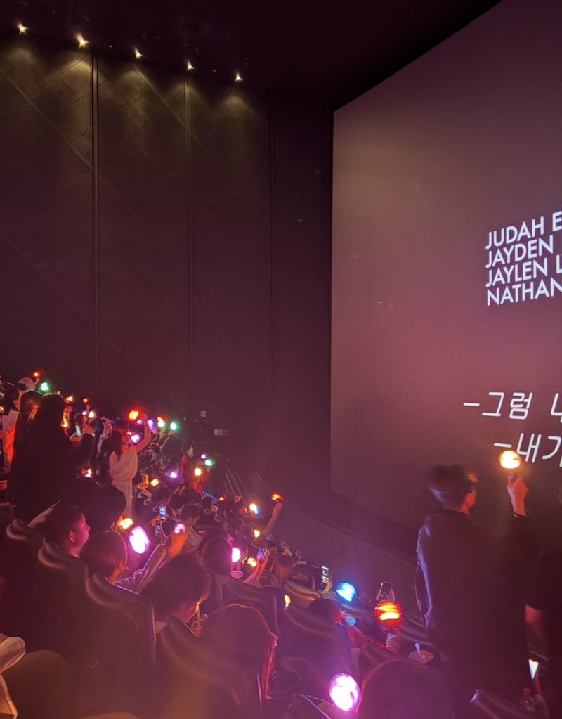 마이클 영화 시사회 친구가 가자해서 갔다왔음 응원봉도 주고 팝콘도 주고 장난아님 중간중간 노래 나올 다들 응원봉 흔들고 마지막 크레딧이 대박이였음 응원봉 흔들고 노래부르고 뭔가