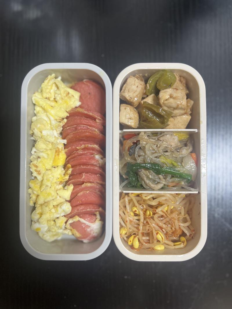 오늘점심 옛날소시지 케찹까먹 에그스크램블 두부조림 잡채 콩나물무침