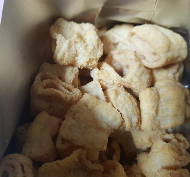 꼬북칩 후라이드 치킨맛 폰에 이모티콘이 먹었을때 느낀건 스모키 베이컨칩 맛이랑 비슷하다는 근데 시즈닝이 발려있는거랑 꼬북칩의 질감덕분에 맛있음 살짝 맛도 짭잘하고 괜춘