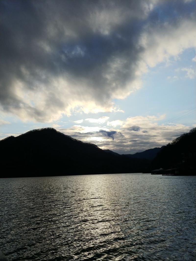 월달에 여행가서 찍은 호수 사진