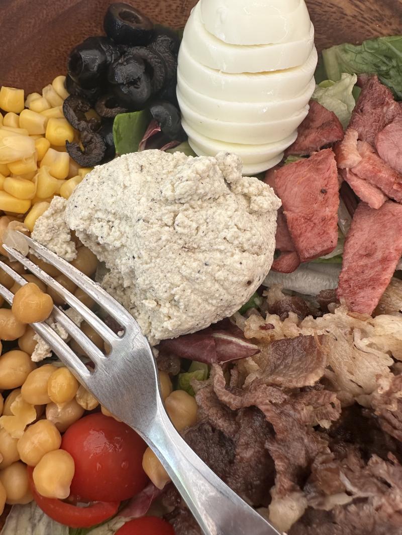 샐러드 자랑 하자 너무 맛있다 우삼겹에 못참고 오리추가 두부 추가했다