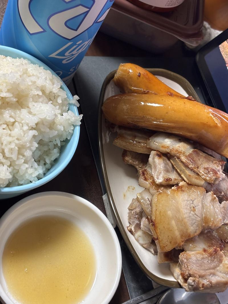 어제 등산 천보찍고 비틀대며 내려와서 고기구웠어 아직도 다리이프다