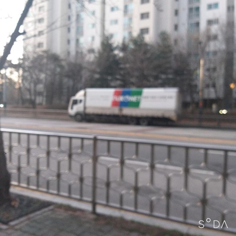 저거 쿠팡인줄알고 새벽에도 고생하시는구나 수고하십쇼 하고 왔는데 다시보니까 그냥 트럭