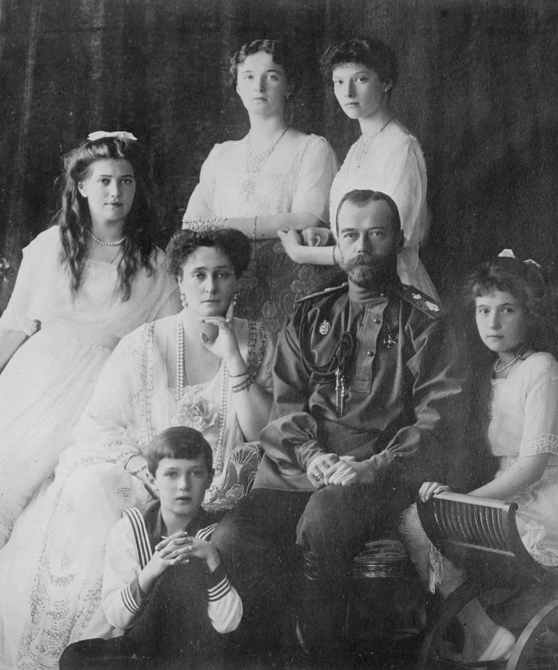 그럼 복습차원에서 해볼게 사진은 러시아 마지막 황제엔 니콜라이 세와 가족이야 딸이 아들이 하나인데 아빠 이름이 니콜라이니까 부칭은 니콜라예비치 니콜라예브나 되는거지 그리고 황성이