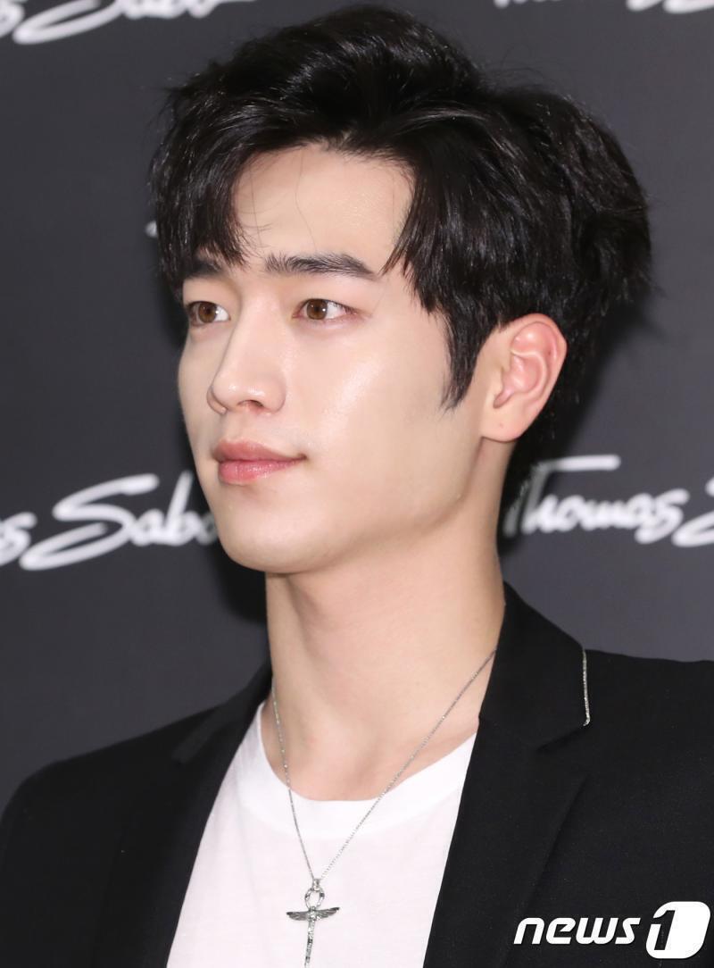 서강준 눈동자 색도 밝아서 예쁜 진짜 예쁜 남자라는 말에 어울림
