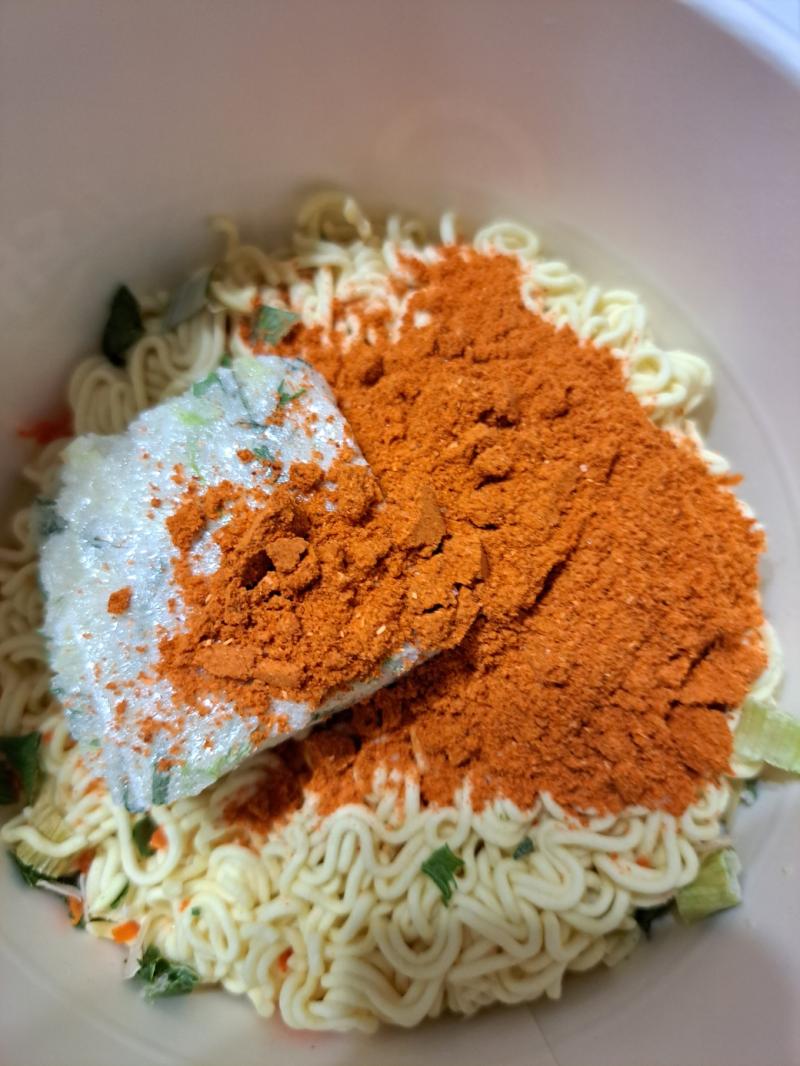 대파열라면도 먹어보았다 역시 기존열라면 대파블럭이라 대파가 떠다닌다 맛이 차이는 마열라면보다 더안느껴지는것 같아서 역시 튜끝순 입은 맵지않은데 속은 먹는동안 좀쓰리다