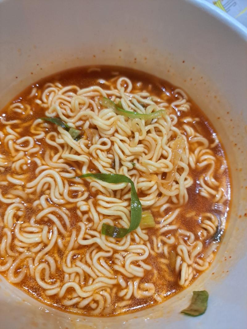 대파열라면도 먹어보았다 역시 기존열라면 대파블럭이라 대파가 떠다닌다 맛이 차이는 마열라면보다 더안느껴지는것 같아서 역시 튜끝순 입은 맵지않은데 속은 먹는동안 좀쓰리다