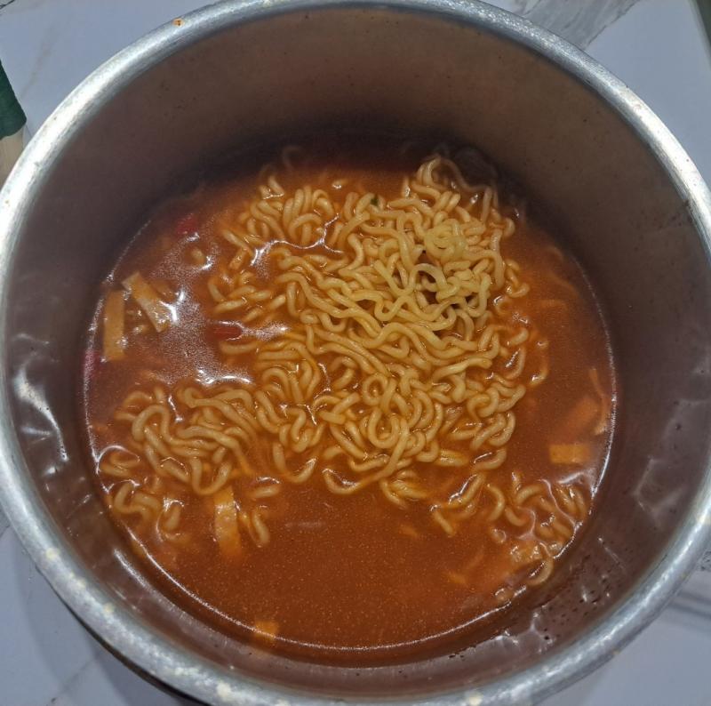 드디어 신라면 레드 먹어봄 옛날 신라면 맛인지는 이제 기억이 나는 건지 모르겠고 그냥 이거 생각보다 맵다 처음엔 속만 쓰렸는데 이젠 혀만 아픔 역시 나는 아직까지는 열라면 여긴
