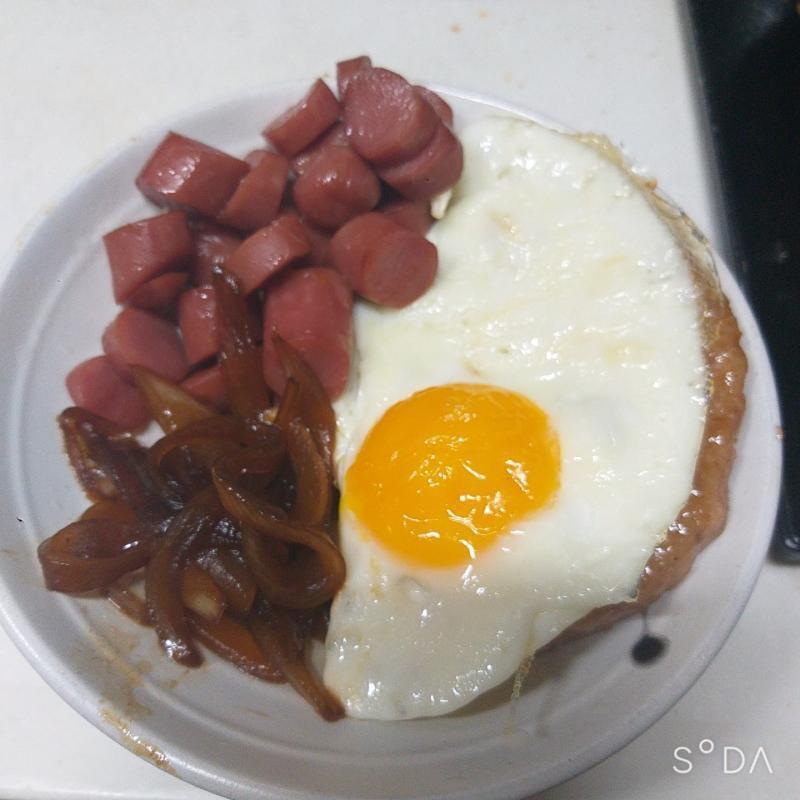 아까 내가 해준 스테이크 달걀 양파조림 소세지볶음 육계장 시간동안 룰루 준비해줬더니 십새끼가