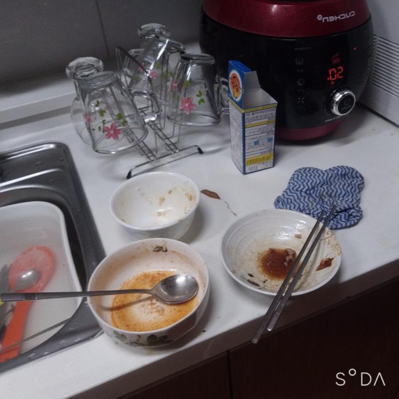 덕분에 너의 누난 행주와 같이 서서 식사했단다
