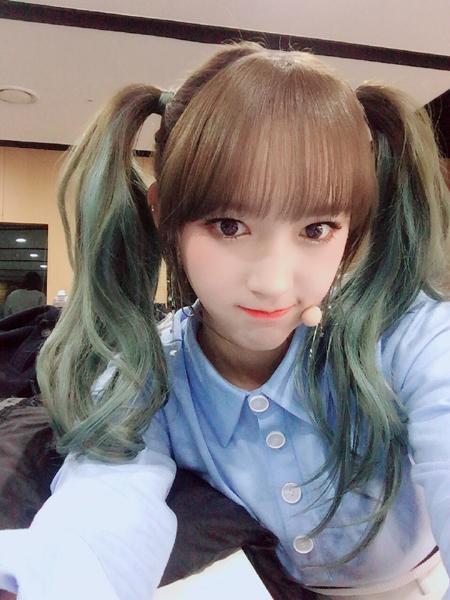 우선 화장이랑 헤어 피부 표현은 내추럴한 배우 느낌나게 쿠션 써주고 아이메이크업은 여리여리하고 공주님 같은 여쿨라 섀도우로 하자 그리고 새내기인데 차분하고 어두워보이면 그렇잖아