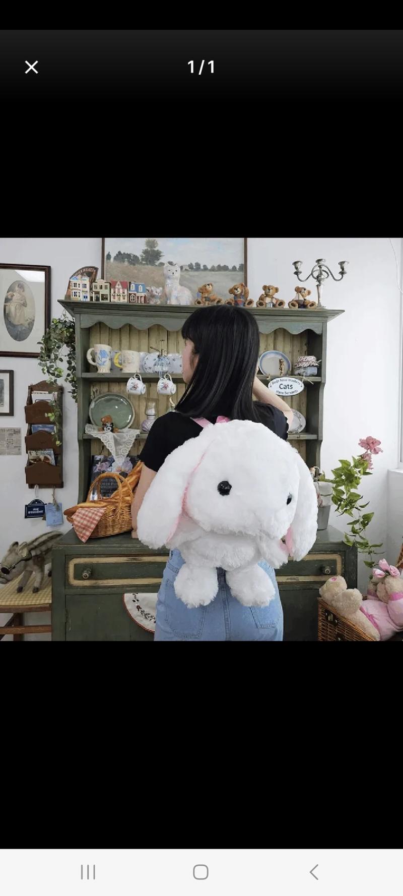 그리고 마지막으로 돋보이게 하기 위해 토끼가방을 매자 이러면 사람들의 시선을 모두 몸에 받을 있게 되고 인기가 많아질거임