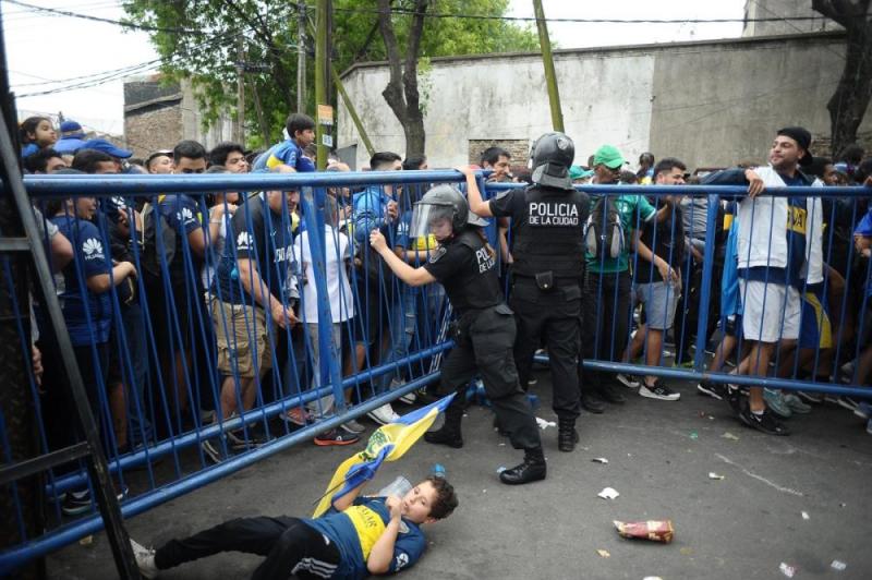 일단 아르헨티나 국내 축구 리그 경기가 열리는 날은 경찰들이 긴장하는 하나야 경기장 근처로 전투경찰이 배치되는 물론이고 유혈 사태를 대비해서 준군사조직인 국가헌병대도 배치가