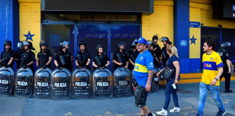 일단 아르헨티나 국내 축구 리그 경기가 열리는 날은 경찰들이 긴장하는 하나야 경기장 근처로 전투경찰이 배치되는 물론이고 유혈 사태를 대비해서 준군사조직인 국가헌병대도 배치가