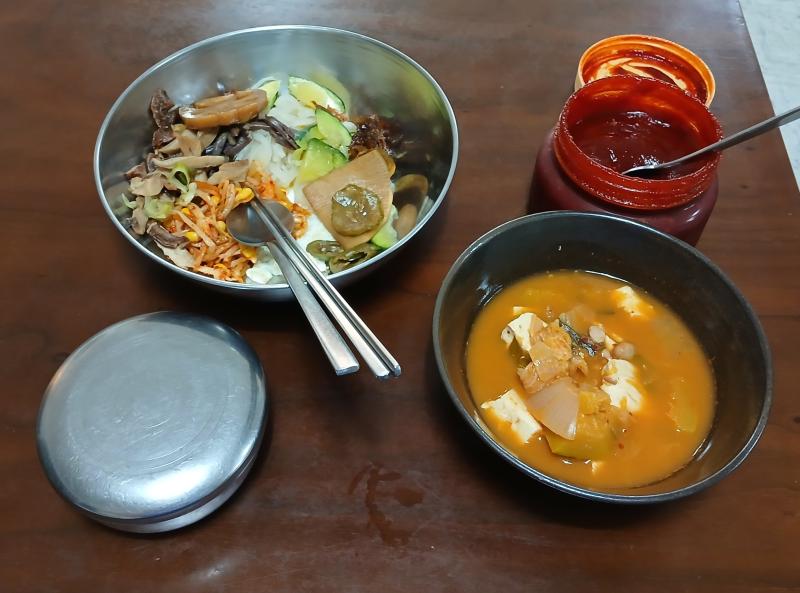 매일 점심 메뉴가 바뀌는 식당에서 오늘 먹은 비빔밥과 된장국 천원 살짝 뷔페식이라 비빔밥 내용물 반찬 직접 담았고 계란프라이는 구운 사장님이 밑에 깔아주심 맛있었다 그런데