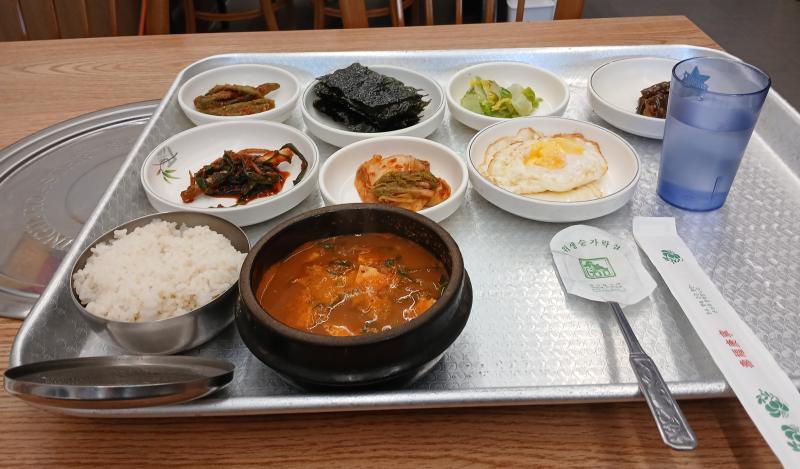 이번 월요일에 늦은 점심으로 근처 식당에서 먹은 천원 여기 된장 맛있어서 어릴 때부터 좋아했는데 요즘엔 계속 갔다가 오랜만에 가서 먹었음 존맛이었당