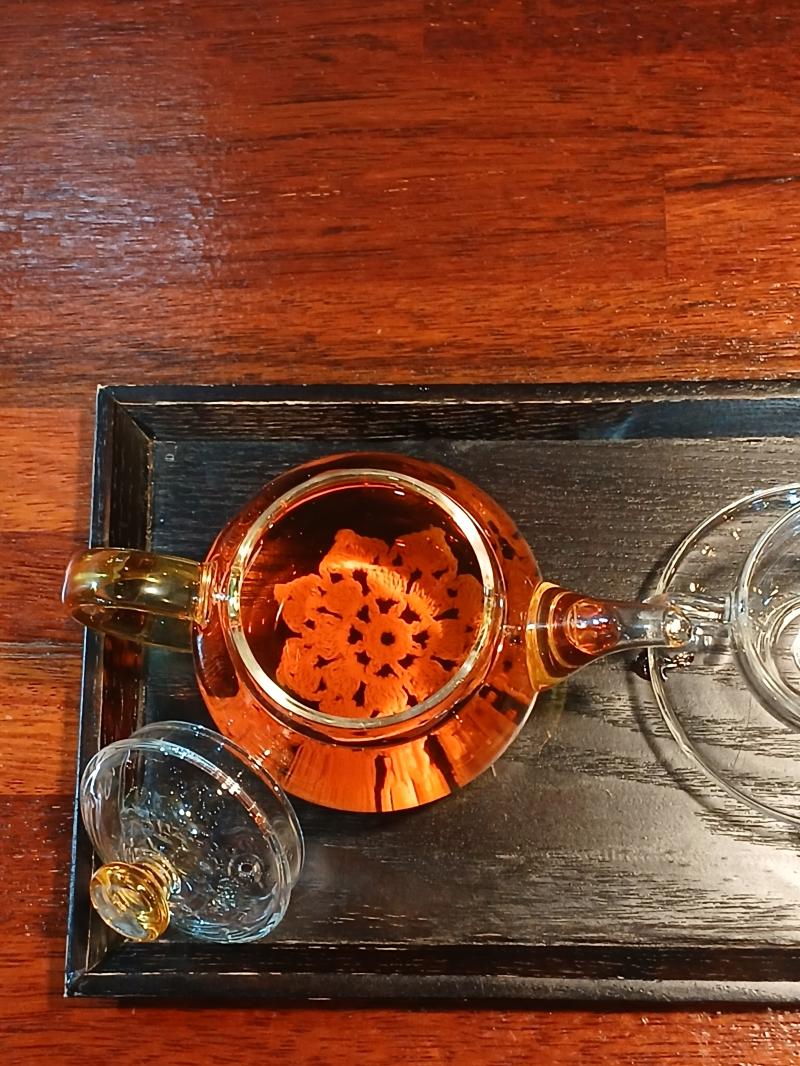 동네 카페에서 마신 얼그레이 중간에 오렌지 주스도 타서 마셔 얼그레이 그대로도 마시고 후에 오렌지 주스에 얼그레이를 부은 후에 섞어서 마셨음 순정도 좋고 믹스도 좋다